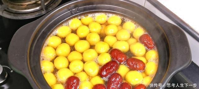 南瓜别做南瓜饼了，加一碗糯米粉，不煎也不炸，出锅连汤都不剩