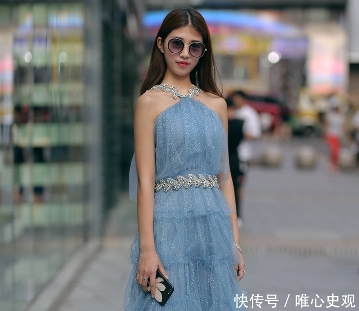 街拍:雪白的肌肤,丰腴有致的身材,性感的嘴唇,让人心动