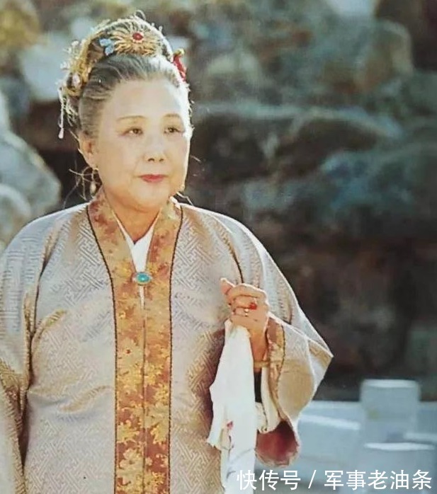 林黛玉@宝钗在荣国府过着什么日子?不可能受到疼爱,同样风刀霜剑严相逼