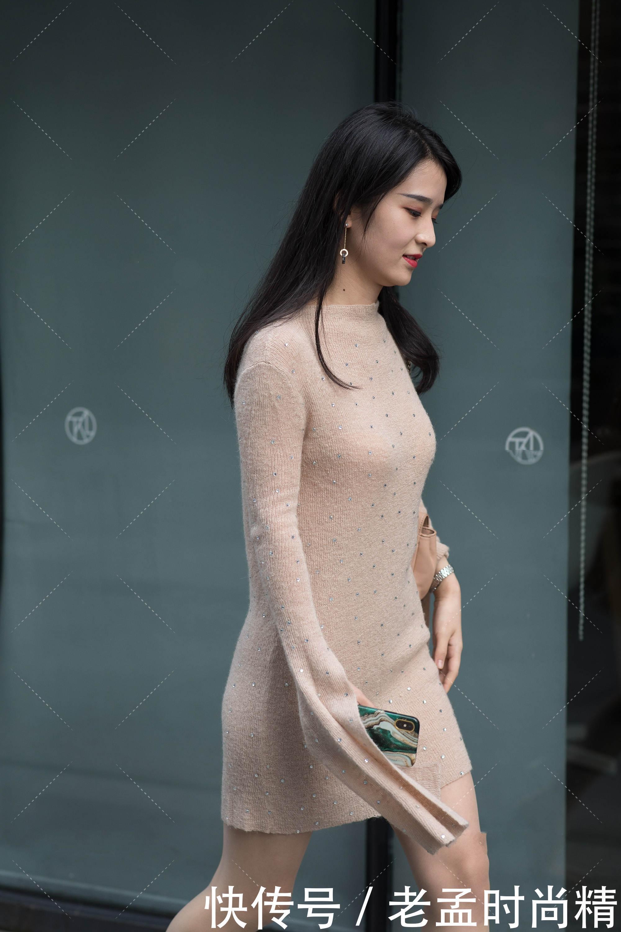 街拍:裸色针织裙穿出女神范儿, 保暖又舒适