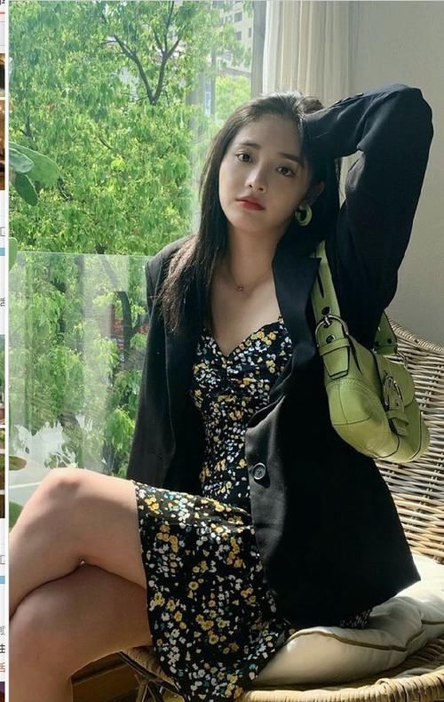 小西装|甜美美女的日常穿搭，黑色小西装搭配翠花连衣裙，太有感觉了！