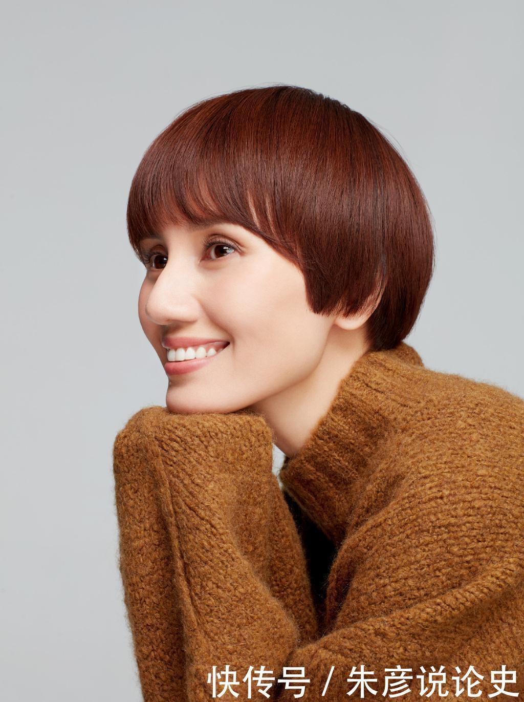 45岁女人显年轻的发型有哪些?中长直发或卷发都很好,时尚又优雅