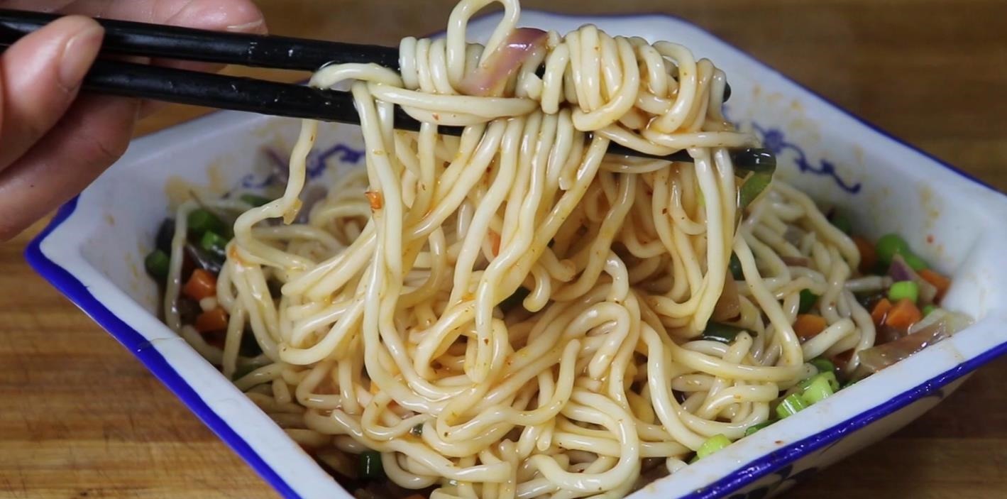 面条这样做,我家隔三差五做着吃,实在是太香了,营养解馋