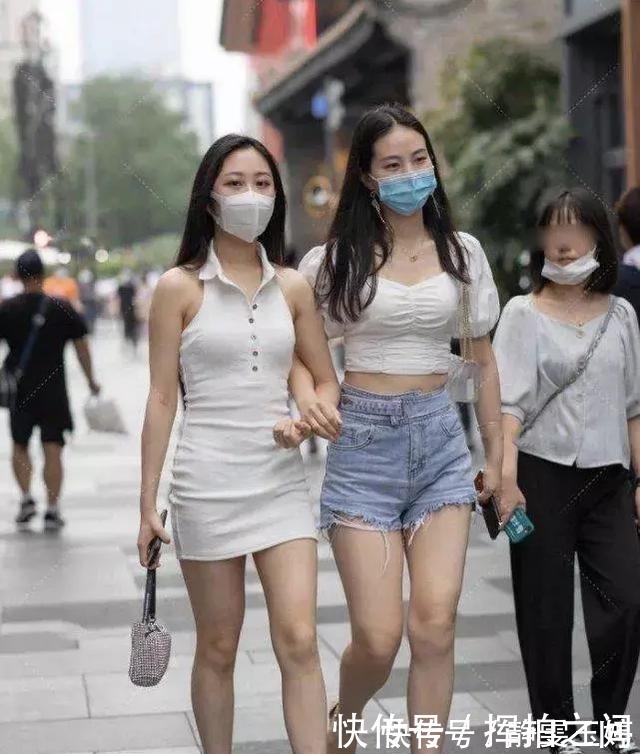 悠远|忙里偷闲，伴着美丽，白色挂脖清凉穿搭营造一种如莲花般温柔悠远
