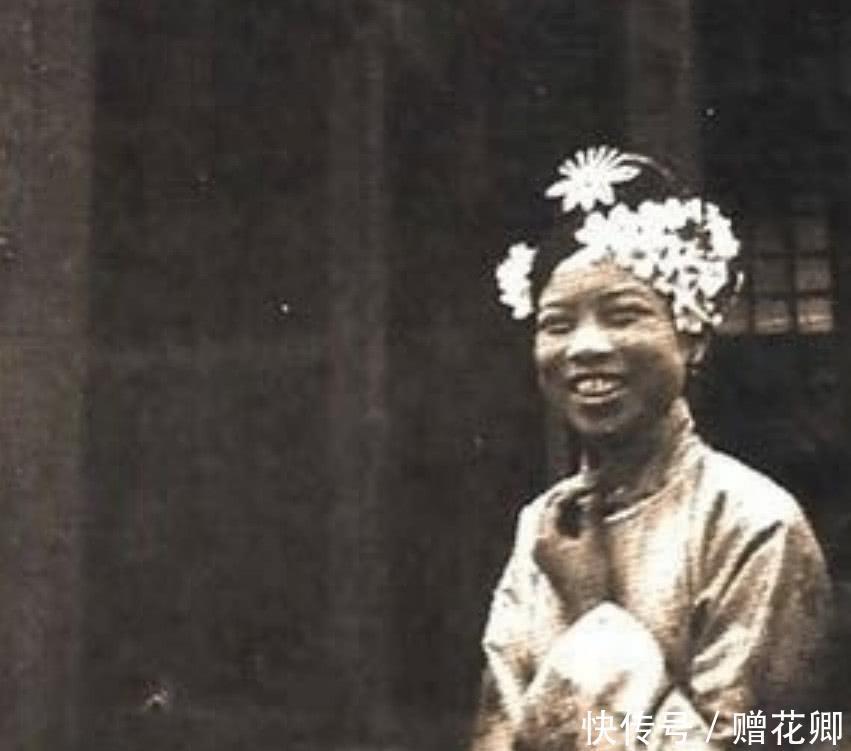 真实|晚清女性真实旧照裹着小脚的美貌女子,风华绝代的晚清皇后!