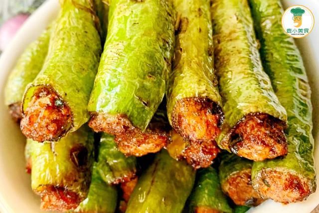 做青椒酿肉，谨记“二拌一塞一油炸”，咸香肉酥，椒皮油糯