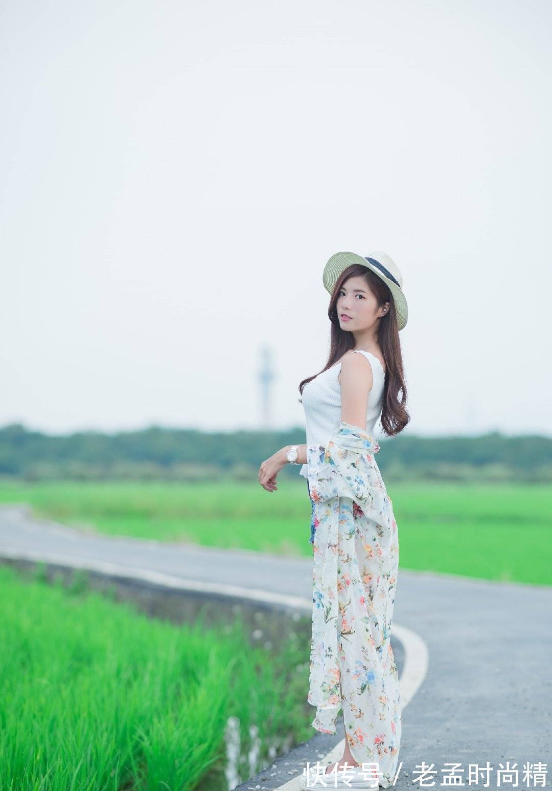 牛仔短裤 一件白色的背心搭配牛仔短裤,清凉又时尚