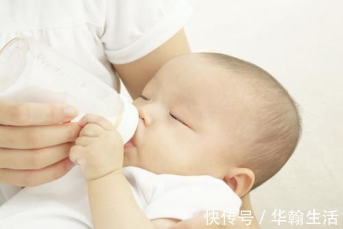 奶粉|同一天出生婴儿,一个母乳喂养,一个配方奶喂养,半年后差距明显