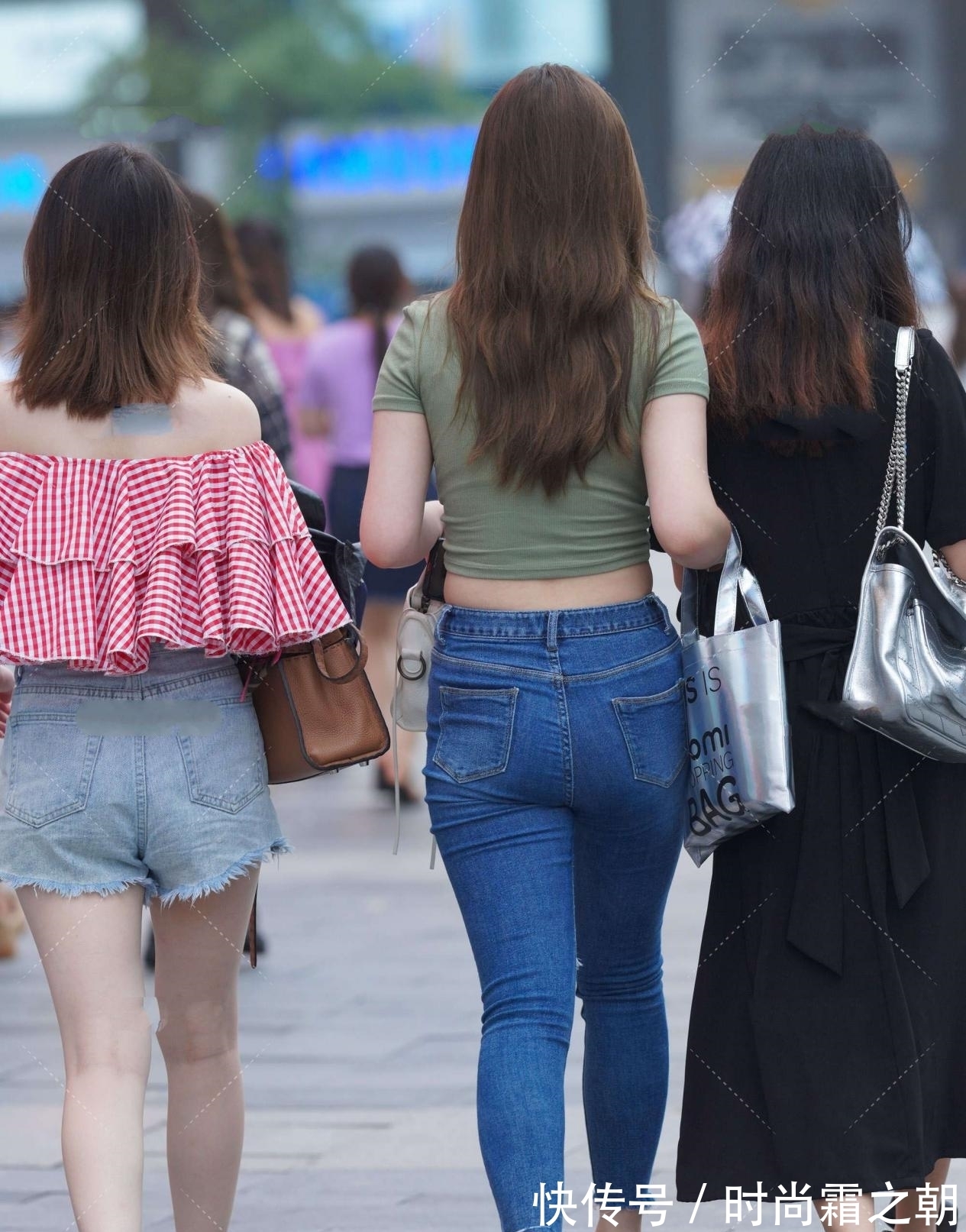 上半身 豆沙绿短款上衣,凸显上半身优势,搭配高腰牛仔裤,显高又显瘦