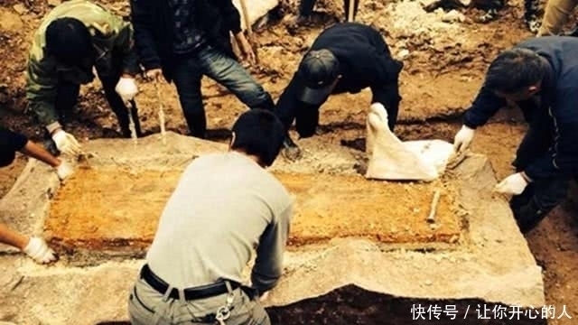 隆武帝|施工队一锄头发现明朝古墓,墓碑上的4字,专家直呼:不太可能!
