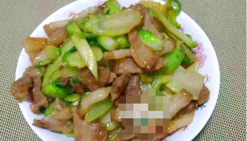 猪肉|这菜以前不懂都扔掉了,搭配猪肉一起炒,脆嫩爽口,炒一盘不够吃