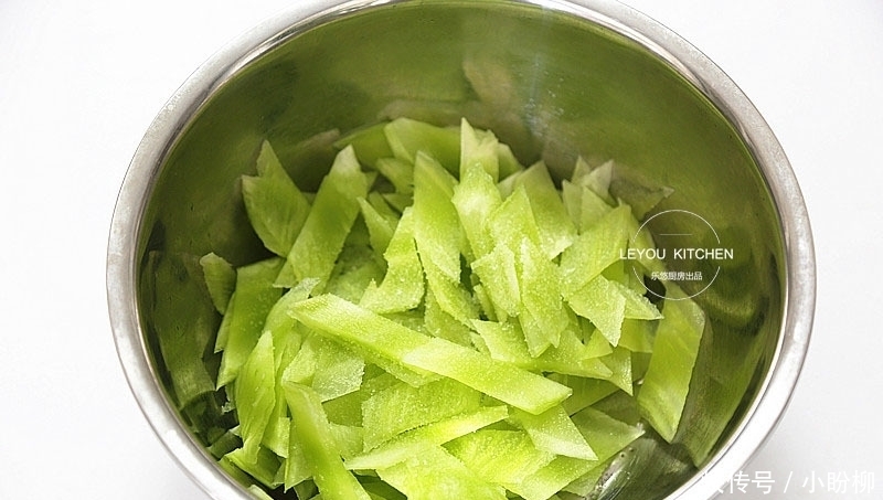 生吃莴笋,比炒着吃口感更脆,做法简单,几步就可以上桌