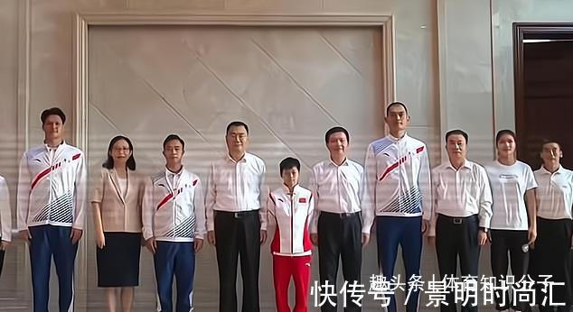 中国跳水队|领导给全红婵献花!14岁天才接过花不停瞅,红姐把领导“晾”一边