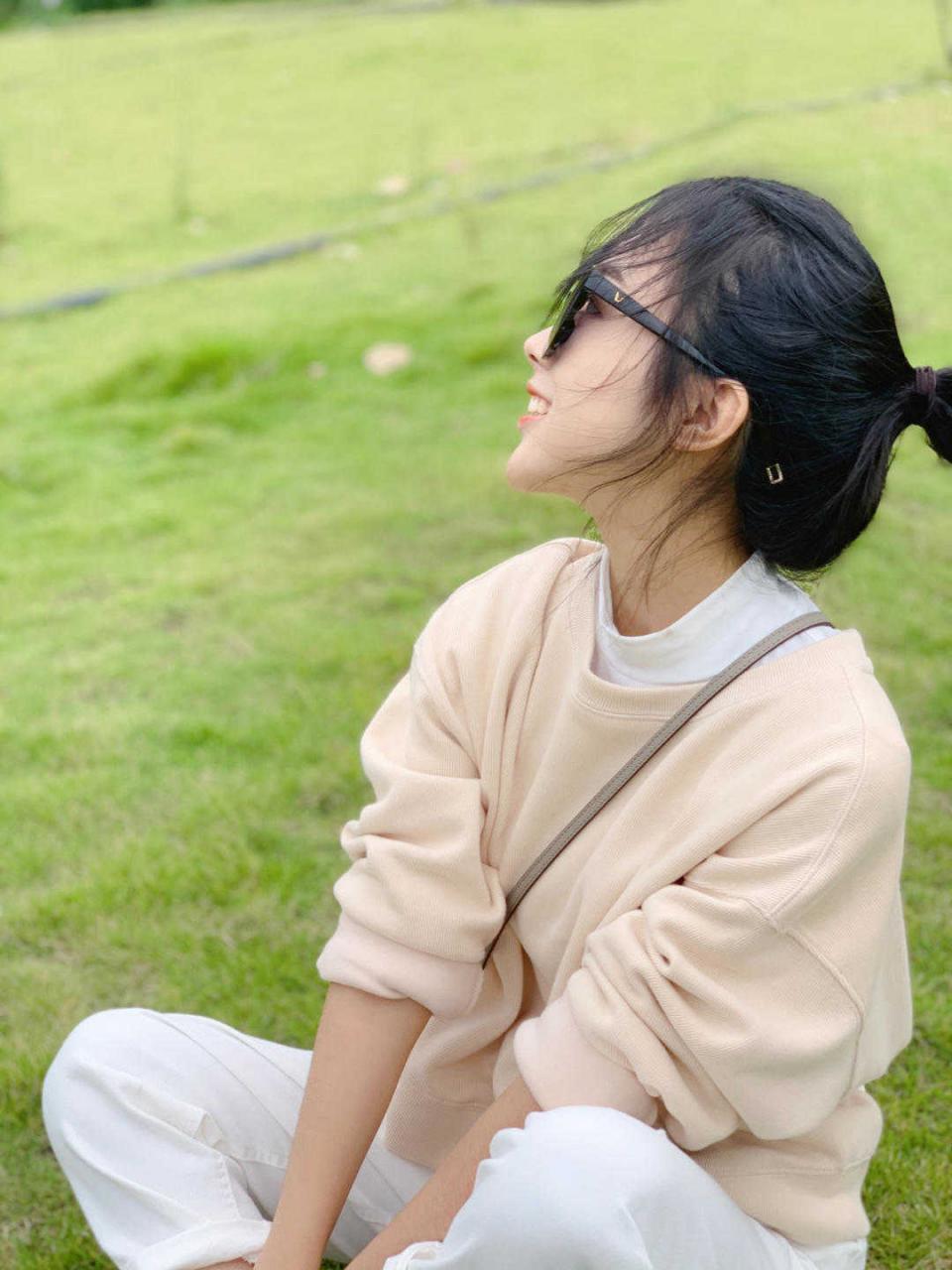 卫衣|衣不必多和也不必贵，秋天拥有这几款碎花裙，照样美得出众