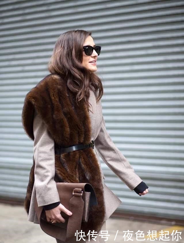 系法|喜欢穿大衣的女人,围巾建议这些“时髦系法”,脸都偷偷小一圈