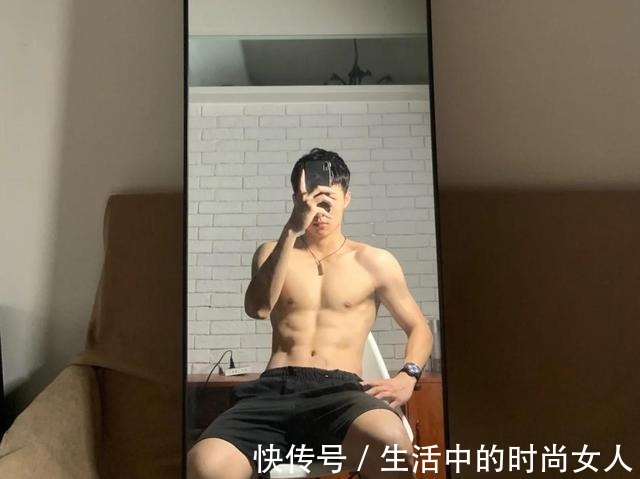 被這枚愛秀腹肌的肌肉“小狼狗”圈粉了！