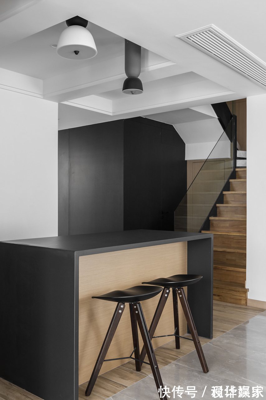 原木|243㎡自然跃层,耐看的原木+白色,还有自家花园,真让人羡慕