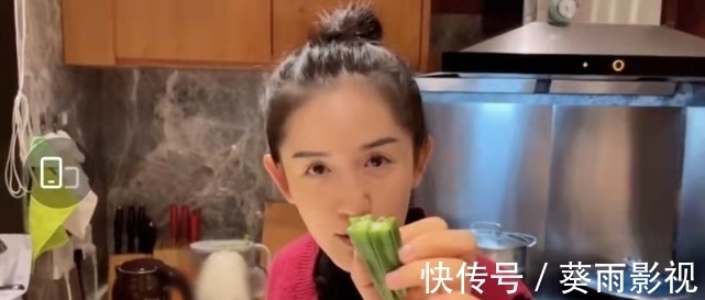 谢娜录制秋葵蒸蛋教程,将秋葵切成星星形状,自叹小宝宝每次都能吃光光
