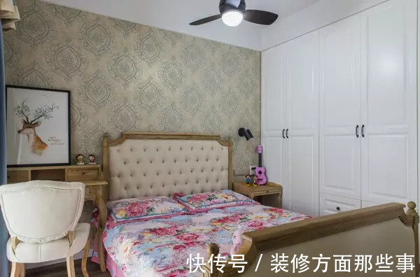 客厅|89美式平二居室最喜欢隐形门设计，打开就是就是卧室