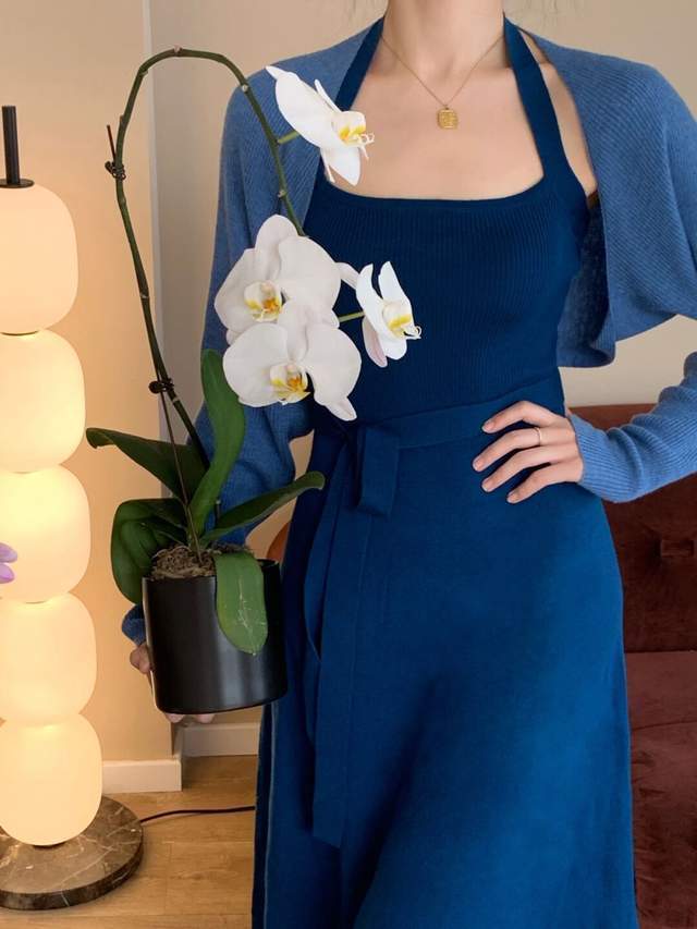 翻领|秋天怎样穿才有气色?身穿一件红色翻领连衣裙,穿上身复古又显白