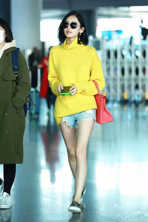 娜扎罕见私服亮相 穿米色针织衫走少女风“电杆腿”成焦点