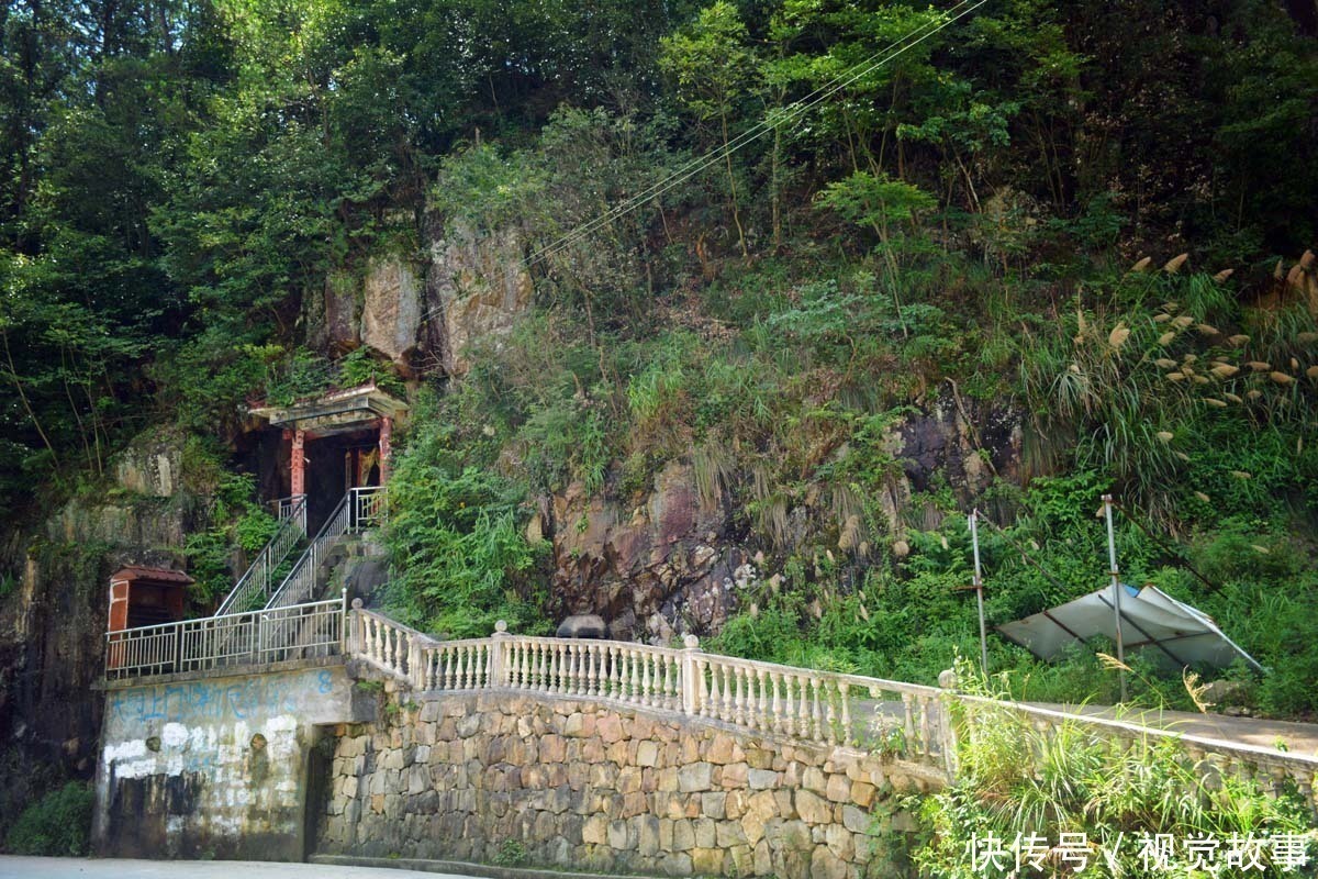 村民|石头山中有一“洞”，常年水滴不断，村民在洞中用一串串石头祈祷