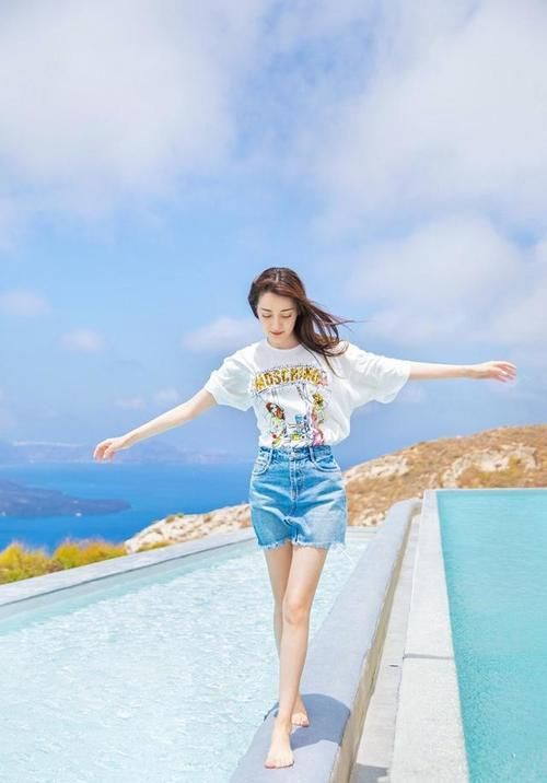 还对牛仔长裤恋恋不舍,穿清爽牛仔裙,彰显夏日活力