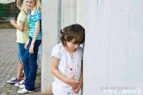 自制|两个贫穷家庭的“自制书包”，一个让孩子自信，一个让孩子自卑