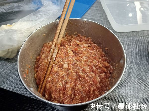饺子|饺子馅怎么调才好吃？跟我学，一咬满口鲜汁儿，儿子能吃20个