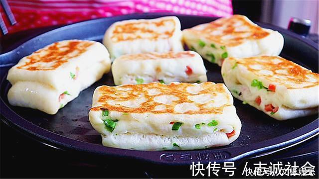 面粉别只蒸馒头，加一把葱花，卷一卷切一切，比包子馅饼还好吃