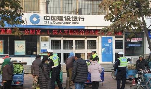 交警|规范秋菜经营摊贩，灯塔交警和菜农面对面说安全