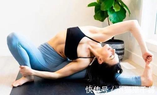 肌肤|这些瑜伽体式,从内而外地滋养你的肌肤,让你更年轻