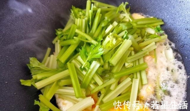 香芹段|买鸡蛋挑大个，颜色选白壳，蛋黄越黄越营养别被摊贩“忽悠”了