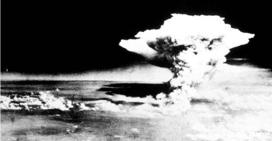 美国|苏联撤技术，美国搞封锁，我国造出原子弹他们什么态度