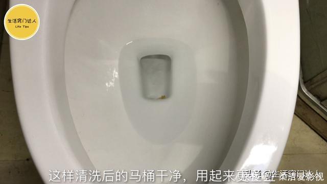 马桶里撒一把,无论多脏多厚的污渍,一冲就干净,方法简单又实用