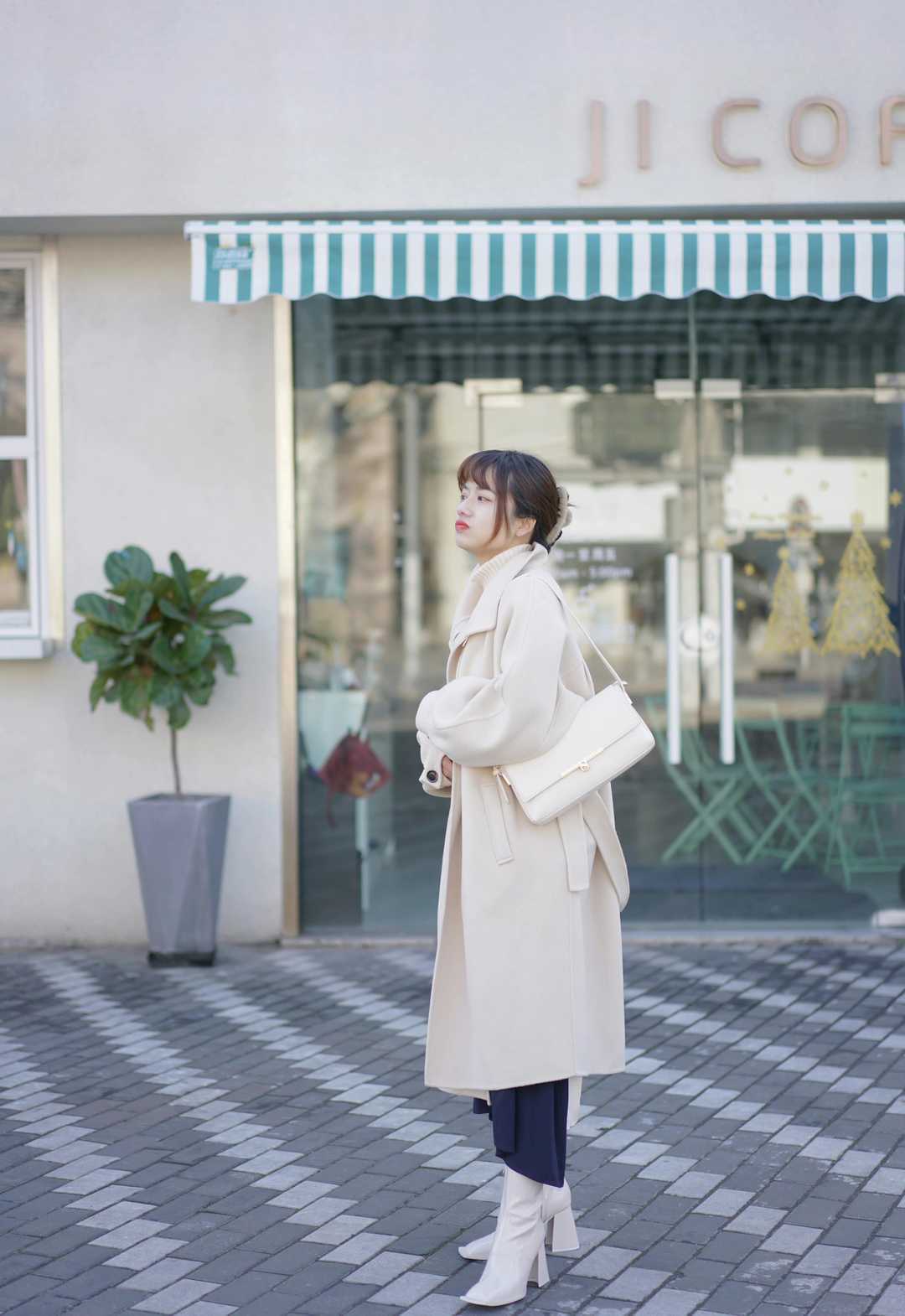 短靴|今年冬天大衣就要穿“奶油白”,温柔优雅还显白,清新时髦又保暖