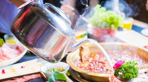 服务员问|吃火锅时,服务员总是问你“加不加汤”,其实是在暗示你,别不懂