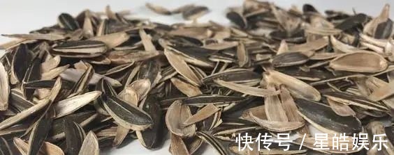 君子兰长势差,都怪盆底没有养花肥,两种料加进去呼呼长新叶开花