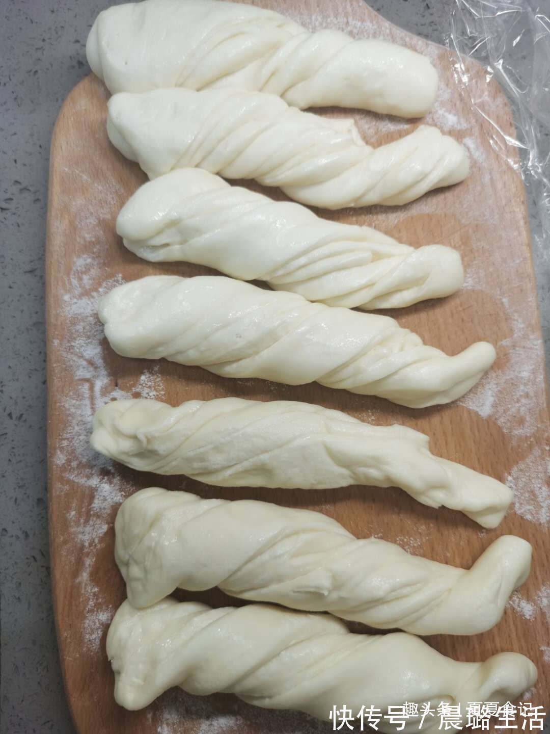 自从学会这早餐，儿子就迷上了它，卷一卷煎一煎，蓬松酥脆香喷喷