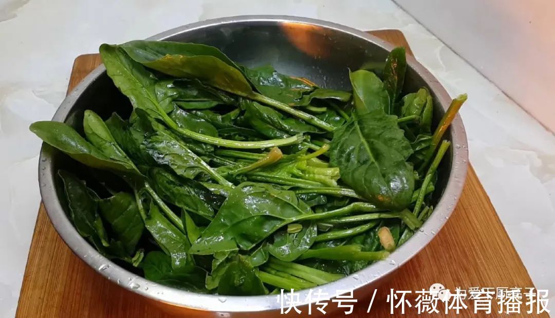 菠菜|这菠菜做法真香,不煮不炒不凉拌,既是菜又是饭,学会自己当老板