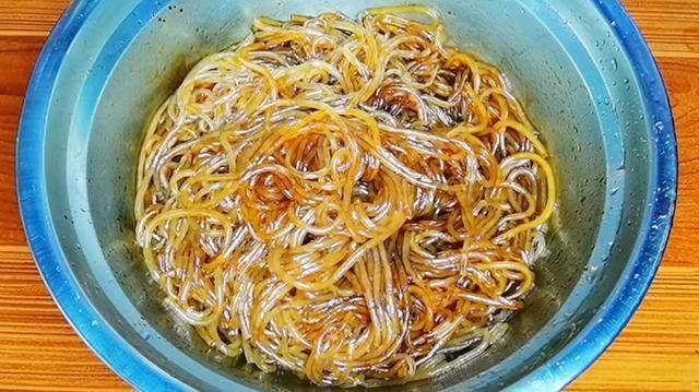 包菜炒粉条|几毛1斤的粉条火了，教你个好吃的做法，不坨不粘锅，好吃又解馋