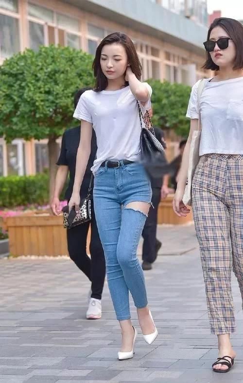 路人街拍穿牛仔裤的小姐姐，这破洞有点个性啊，时尚感满分