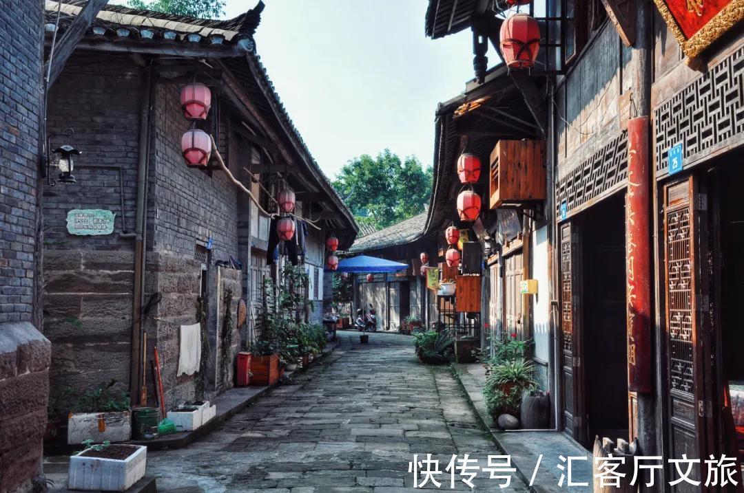 井盐|去年才通高铁,这座“十八线”国内小城,凭什么就火到了国外?