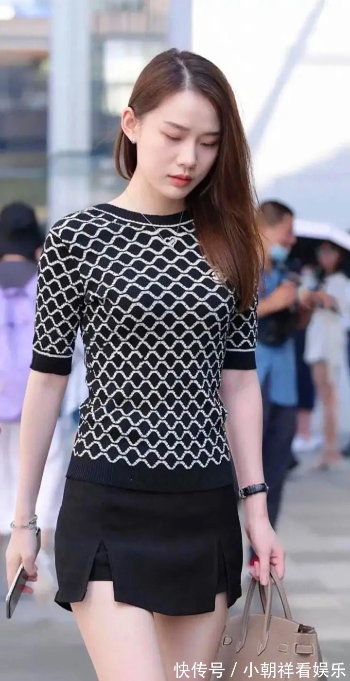 针织上衣|圆领针织上衣搭配百褶裙，时尚优雅显品位，轻松穿出层次感