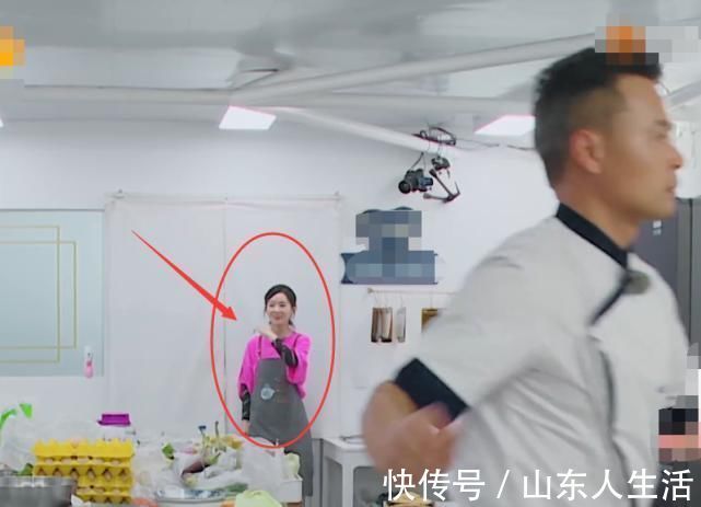 林大廚為打碎三個砂鍋焦頭爛額,誰注意趙麗穎在干啥怕是忘了有鏡頭