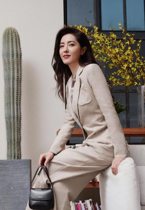 曾黎 真懂搭配技巧，拼接款风衣点缀蓝色花边，时尚减龄御姐范十足