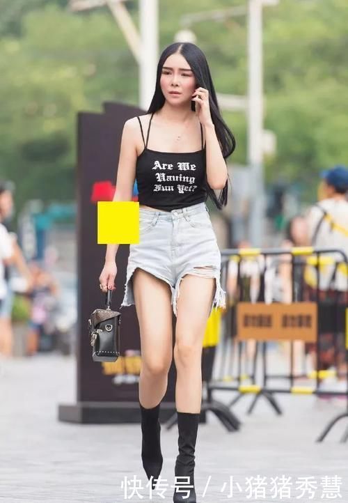 身姿|路人街拍中分黑长直的小姐姐,清凉个性,凸显迷人身姿