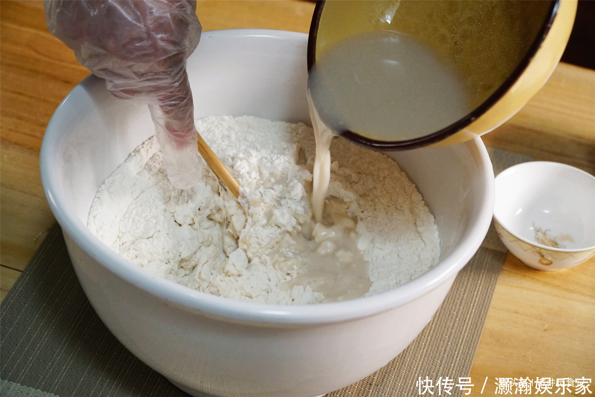 冬天,蒸馒头发不起面用土办法,1小时发满一盆,天再冷也管用