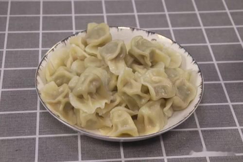 煮饺子时，水开直接下锅煮就错了，多加这一步，饺子不破皮不粘锅