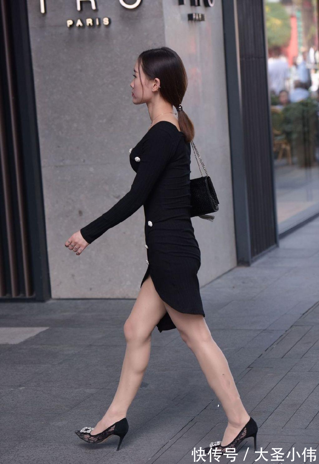 衣服|美女街拍:急着上班衣服被“撕烂”,居然只能用纽扣系起来,心真够大